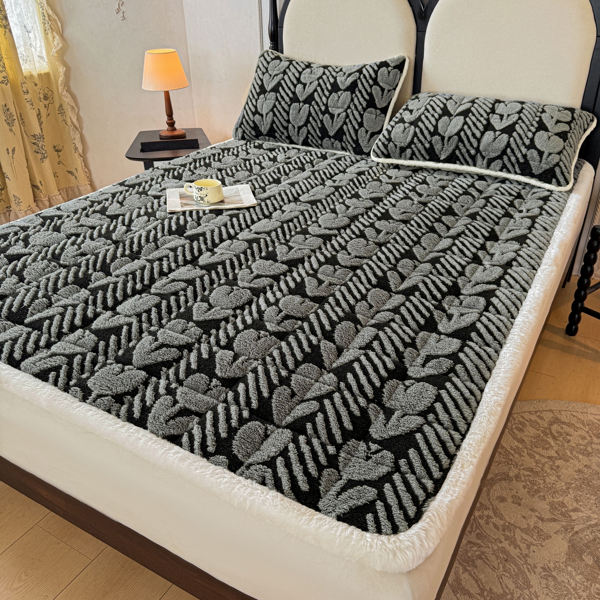 91家纺网 家纺一手货源 找家纺 LIFE.丽芙 2025秋冬新款色纱提花舒棉绒加厚夹棉床垫床护垫单件简约床褥床垫子三件套 郁金香-灰色