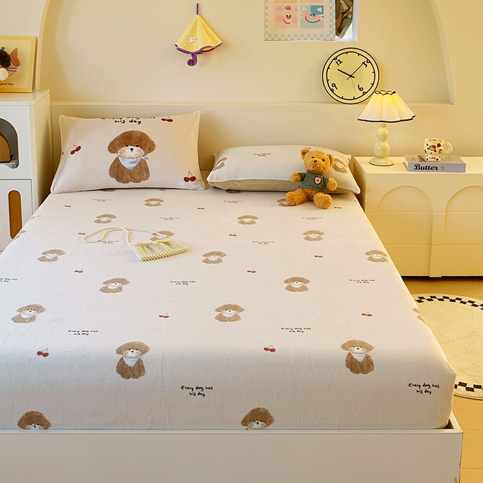 91家纺网 家纺一手货源 找家纺 葡萄家 2025年新款牛奶绒印花单床笠萌系卡通床笠款 比熊