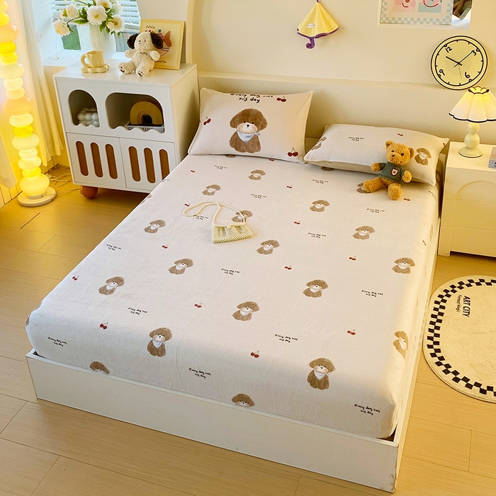 91家纺网 家纺一手货源 找家纺 葡萄家 2025年新款牛奶绒印花单床笠萌系卡通床笠款 比熊