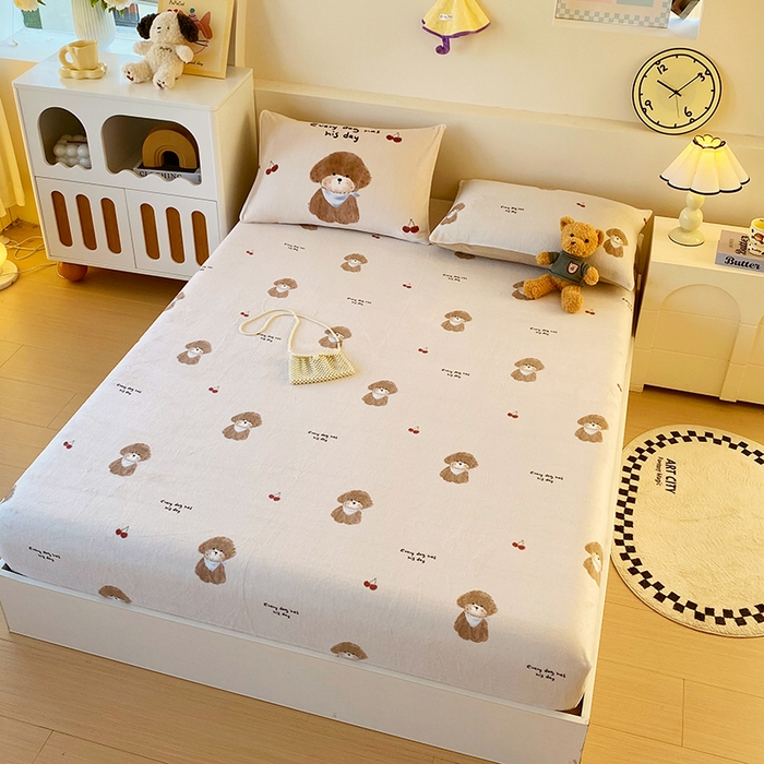 91家纺网 家纺一手货源 找家纺 葡萄家 2025年新款牛奶绒印花单床笠萌系卡通床笠款 比熊