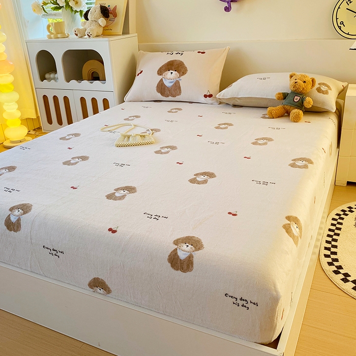 91家纺网 家纺一手货源 找家纺 葡萄家 2025年新款牛奶绒印花单床笠萌系卡通床笠款 比熊