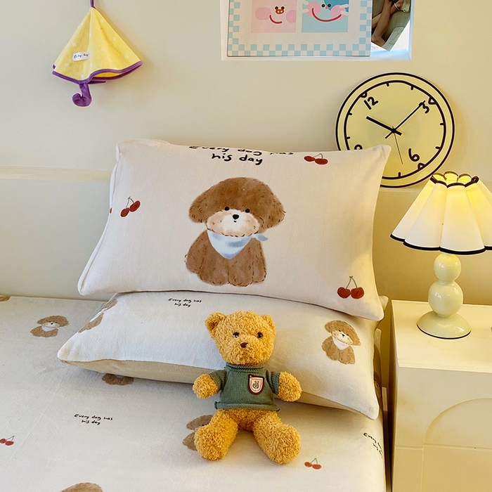 91家纺网 家纺一手货源 找家纺 葡萄家 2025年新款牛奶绒印花单床笠萌系卡通床笠款 比熊