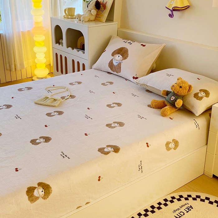 91家纺网 家纺一手货源 找家纺 葡萄家 2025年新款牛奶绒印花单床笠萌系卡通床笠款 比熊