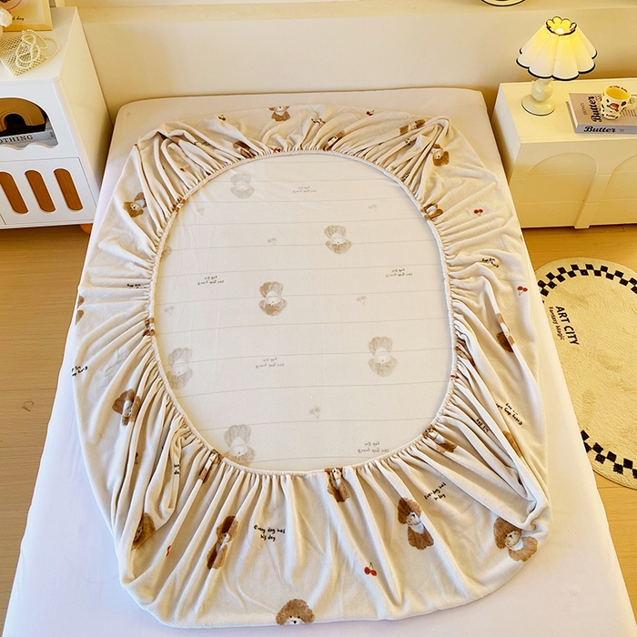 91家纺网 家纺一手货源 找家纺 葡萄家 2025年新款牛奶绒印花单床笠萌系卡通床笠款 比熊