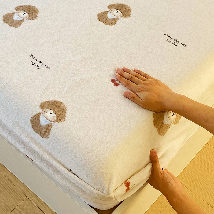 91家纺网 家纺一手货源 找家纺 葡萄家 2025年新款牛奶绒印花单床笠萌系卡通床笠款 比熊