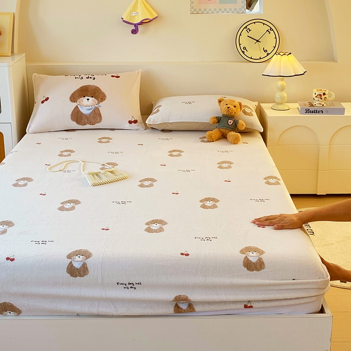 91家纺网 家纺一手货源 找家纺 葡萄家 2025年新款牛奶绒印花单床笠萌系卡通床笠款 比熊