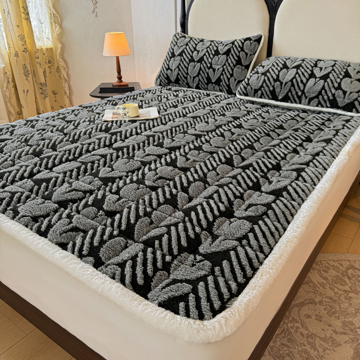 91家纺网 家纺一手货源 找家纺 LIFE.丽芙 2025秋冬新款色纱提花舒棉绒加厚夹棉床垫床护垫单件简约床褥床垫子三件套 郁金香-灰色