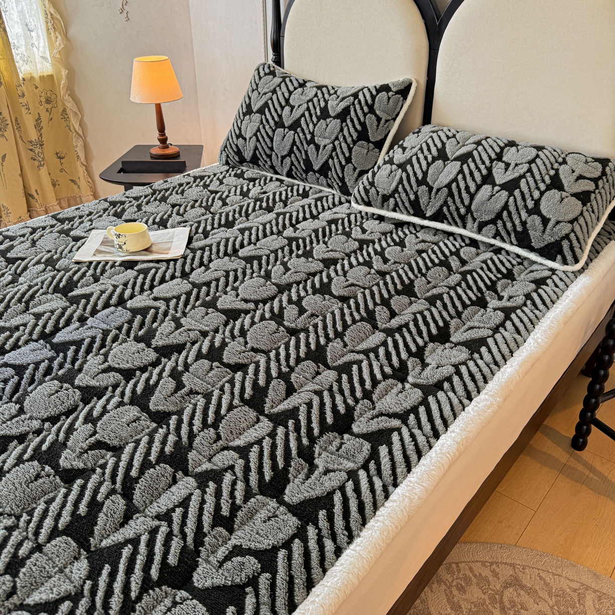 91家纺网 家纺一手货源 找家纺 LIFE.丽芙 2025秋冬新款色纱提花舒棉绒加厚夹棉床垫床护垫单件简约床褥床垫子三件套 郁金香-灰色