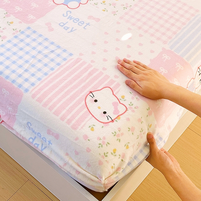 91家纺网 家纺一手货源 找家纺 葡萄家 2025年新款牛奶绒印花单床笠萌系卡通床笠款 布丁猫