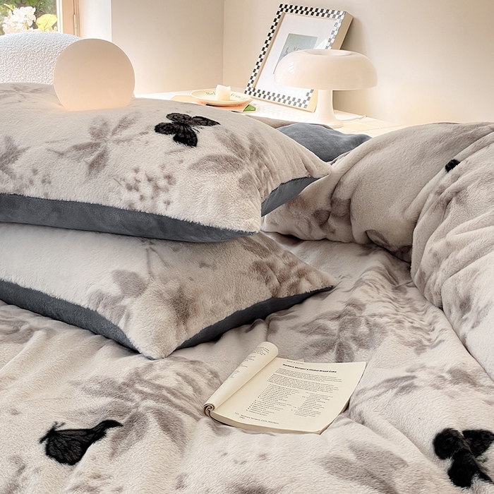 91家纺网 家纺一手货源 找家纺 安哆啦家纺 2025新款高克重兔毛绒印花牛奶绒四件套 有蝶