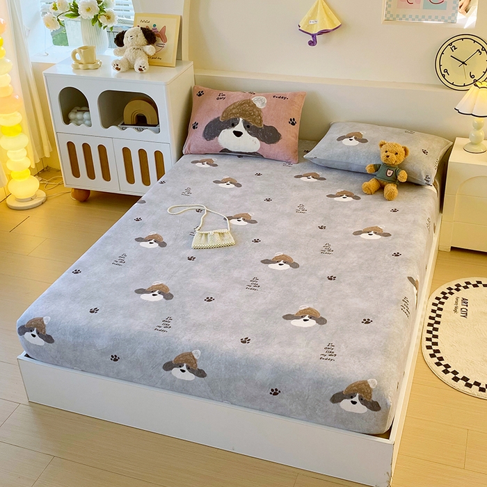 91家纺网 家纺一手货源 找家纺 葡萄家 2025年新款牛奶绒印花单床笠萌系卡通床笠款 冬日狗