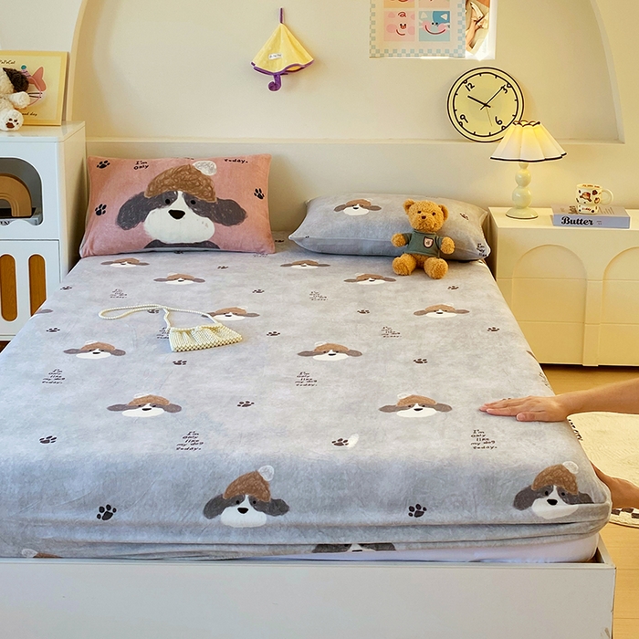 91家纺网 家纺一手货源 找家纺 葡萄家 2025年新款牛奶绒印花单床笠萌系卡通床笠款 冬日狗