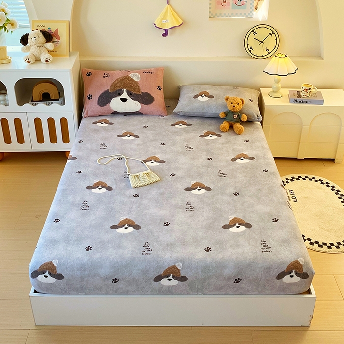 91家纺网 家纺一手货源 找家纺 葡萄家 2025年新款牛奶绒印花单床笠萌系卡通床笠款 冬日狗