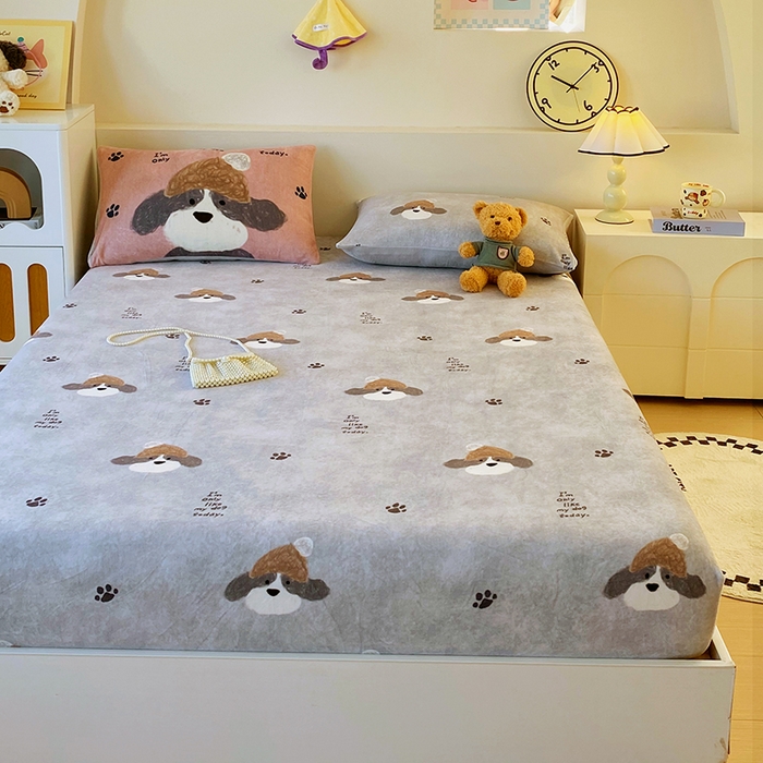 91家纺网 家纺一手货源 找家纺 葡萄家 2025年新款牛奶绒印花单床笠萌系卡通床笠款 冬日狗