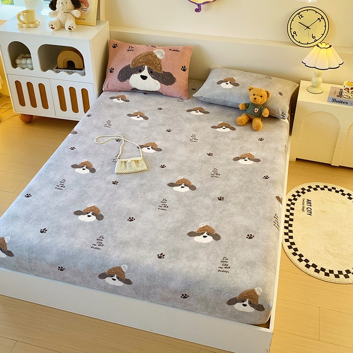 91家纺网 家纺一手货源 找家纺 葡萄家 2025年新款牛奶绒印花单床笠萌系卡通床笠款 冬日狗