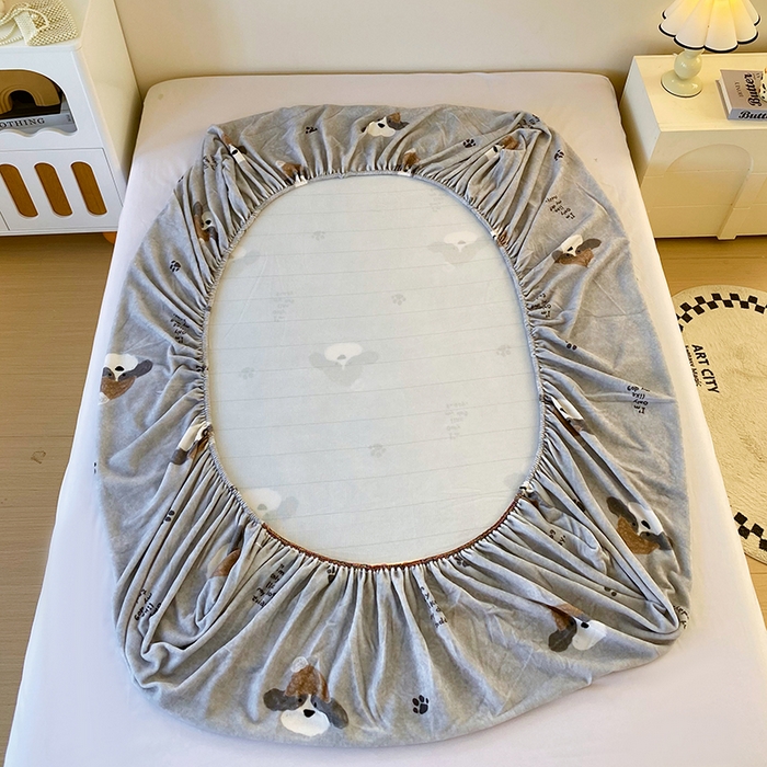 91家纺网 家纺一手货源 找家纺 葡萄家 2025年新款牛奶绒印花单床笠萌系卡通床笠款 冬日狗