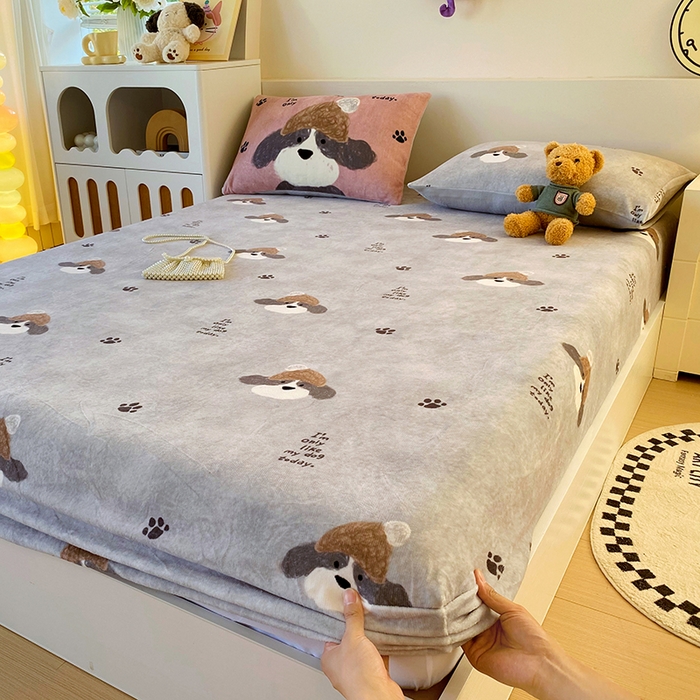 91家纺网 家纺一手货源 找家纺 葡萄家 2025年新款牛奶绒印花单床笠萌系卡通床笠款 冬日狗