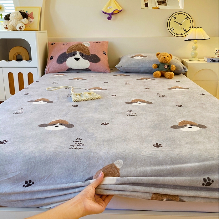 91家纺网 家纺一手货源 找家纺 葡萄家 2025年新款牛奶绒印花单床笠萌系卡通床笠款 冬日狗