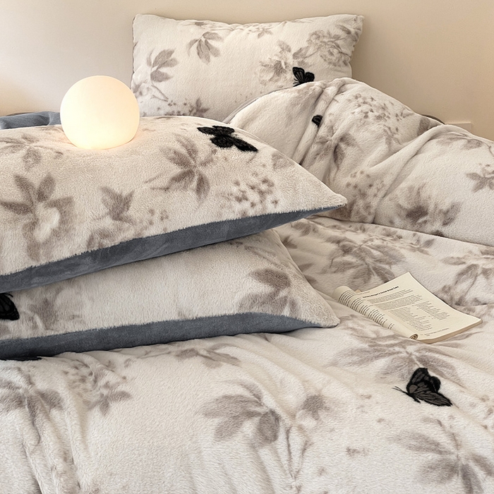 91家纺网 家纺一手货源 找家纺 安哆啦家纺 2025新款高克重兔毛绒印花牛奶绒四件套 有蝶