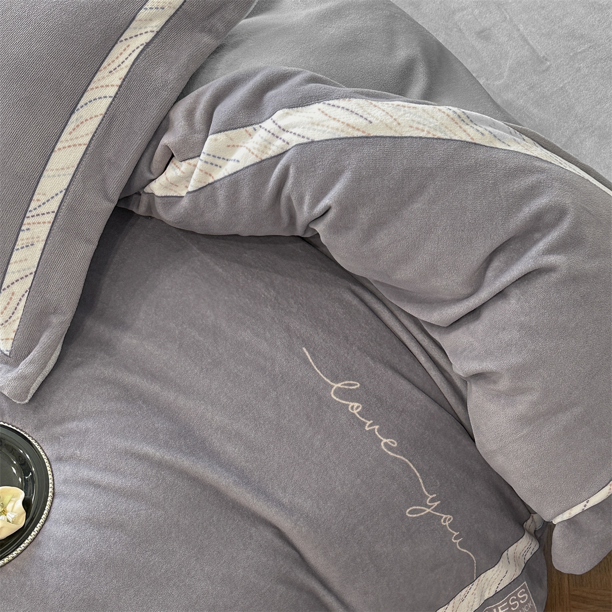 91家纺网 家纺一手货源 找家纺 星座家纺 2025新款轻奢牛奶绒四件套-极简系列 绅士灰