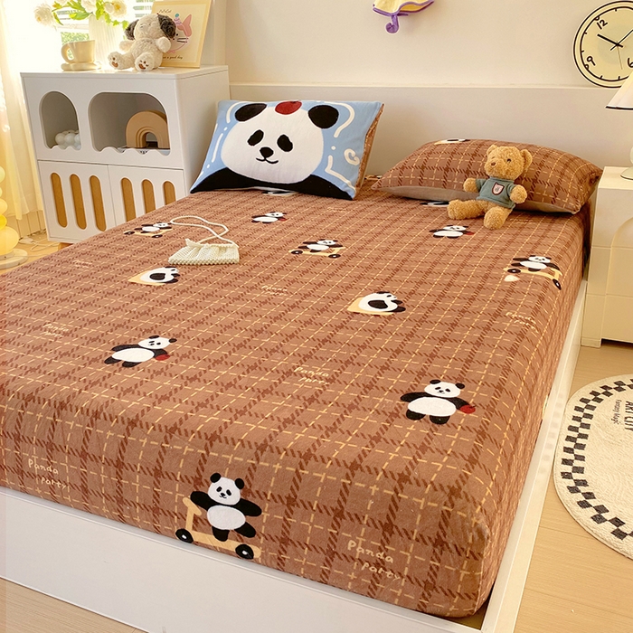 91家纺网 家纺一手货源 找家纺 葡萄家 2025年新款牛奶绒印花单床笠萌系卡通床笠款 滑板熊猫