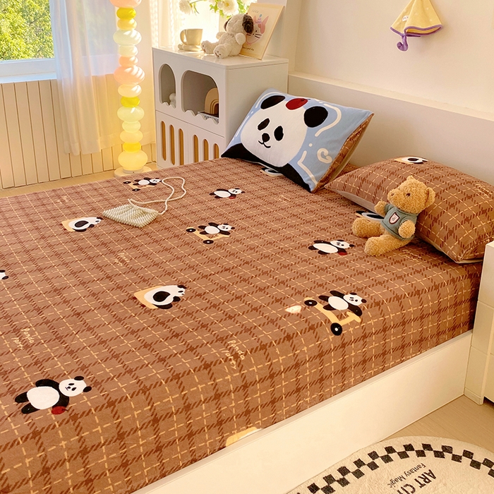 91家纺网 家纺一手货源 找家纺 葡萄家 2025年新款牛奶绒印花单床笠萌系卡通床笠款 滑板熊猫