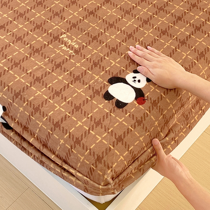 91家纺网 家纺一手货源 找家纺 葡萄家 2025年新款牛奶绒印花单床笠萌系卡通床笠款 滑板熊猫