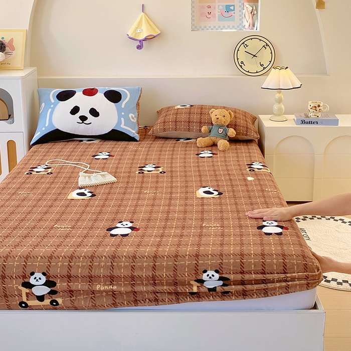 91家纺网 家纺一手货源 找家纺 葡萄家 2025年新款牛奶绒印花单床笠萌系卡通床笠款 滑板熊猫