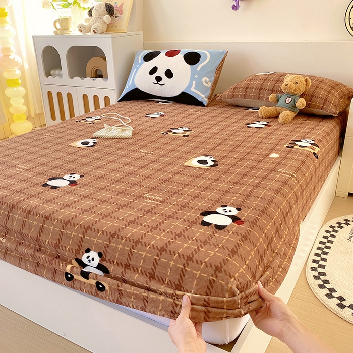 91家纺网 家纺一手货源 找家纺 葡萄家 2025年新款牛奶绒印花单床笠萌系卡通床笠款 滑板熊猫