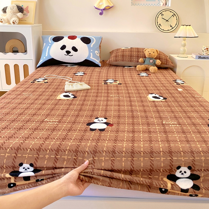 91家纺网 家纺一手货源 找家纺 葡萄家 2025年新款牛奶绒印花单床笠萌系卡通床笠款 滑板熊猫