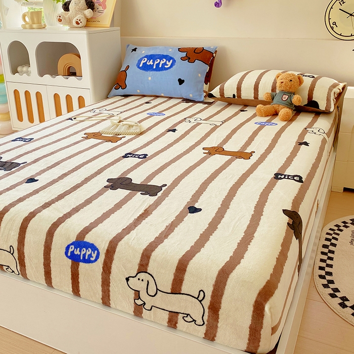 91家纺网 家纺一手货源 找家纺 葡萄家 2025年新款牛奶绒印花单床笠萌系卡通床笠款 腊肠狗