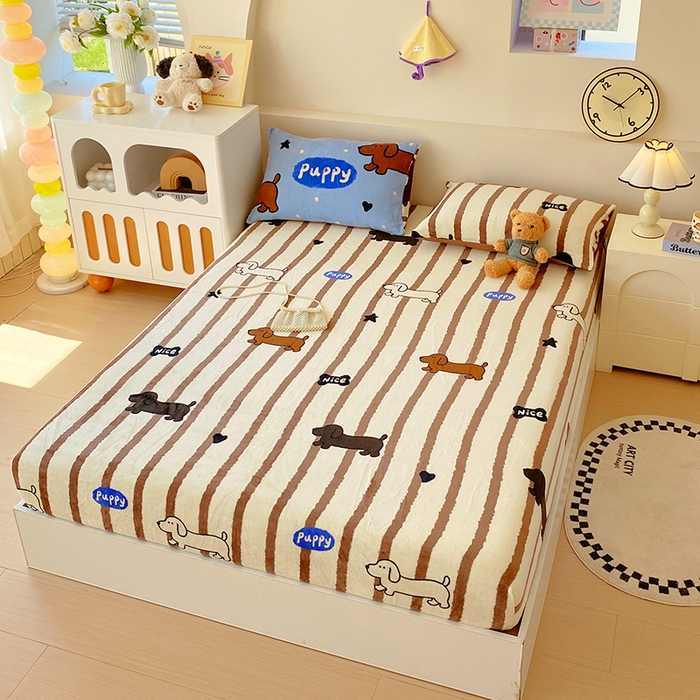 91家纺网 家纺一手货源 找家纺 葡萄家 2025年新款牛奶绒印花单床笠萌系卡通床笠款 腊肠狗