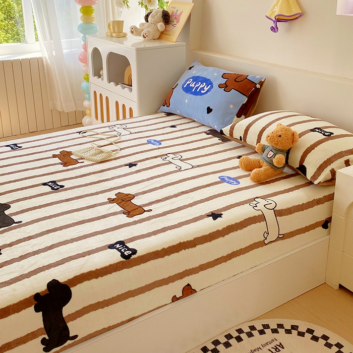 91家纺网 家纺一手货源 找家纺 葡萄家 2025年新款牛奶绒印花单床笠萌系卡通床笠款 腊肠狗