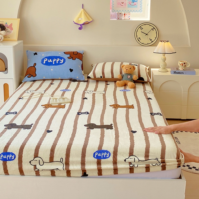 91家纺网 家纺一手货源 找家纺 葡萄家 2025年新款牛奶绒印花单床笠萌系卡通床笠款 腊肠狗