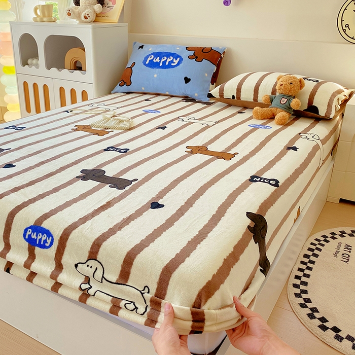 91家纺网 家纺一手货源 找家纺 葡萄家 2025年新款牛奶绒印花单床笠萌系卡通床笠款 腊肠狗