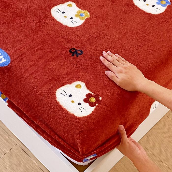 91家纺网 家纺一手货源 找家纺 葡萄家 2025年新款牛奶绒印花单床笠萌系卡通床笠款 猫千金红