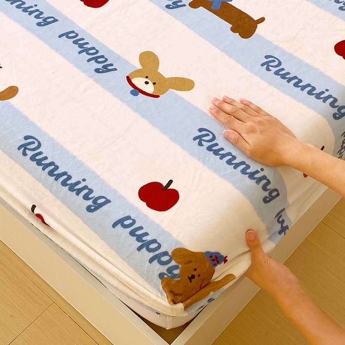 91家纺网 家纺一手货源 找家纺 葡萄家 2025年新款牛奶绒印花单床笠萌系卡通床笠款 俏皮狗