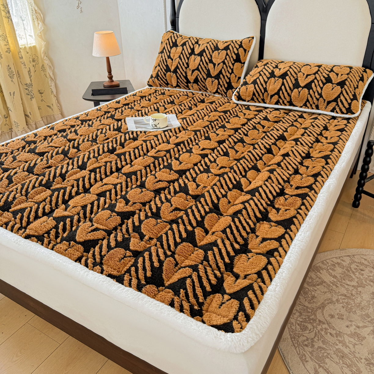 91家纺网 家纺一手货源 找家纺 LIFE.丽芙 2025秋冬新款色纱提花舒棉绒加厚夹棉床垫床护垫单件简约床褥床垫子三件套 郁金香-黄棕