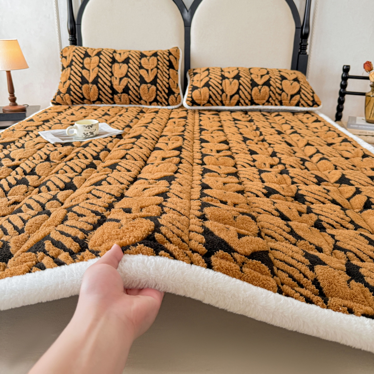 91家纺网 家纺一手货源 找家纺 LIFE.丽芙 2025秋冬新款色纱提花舒棉绒加厚夹棉床垫床护垫单件简约床褥床垫子三件套 郁金香-黄棕