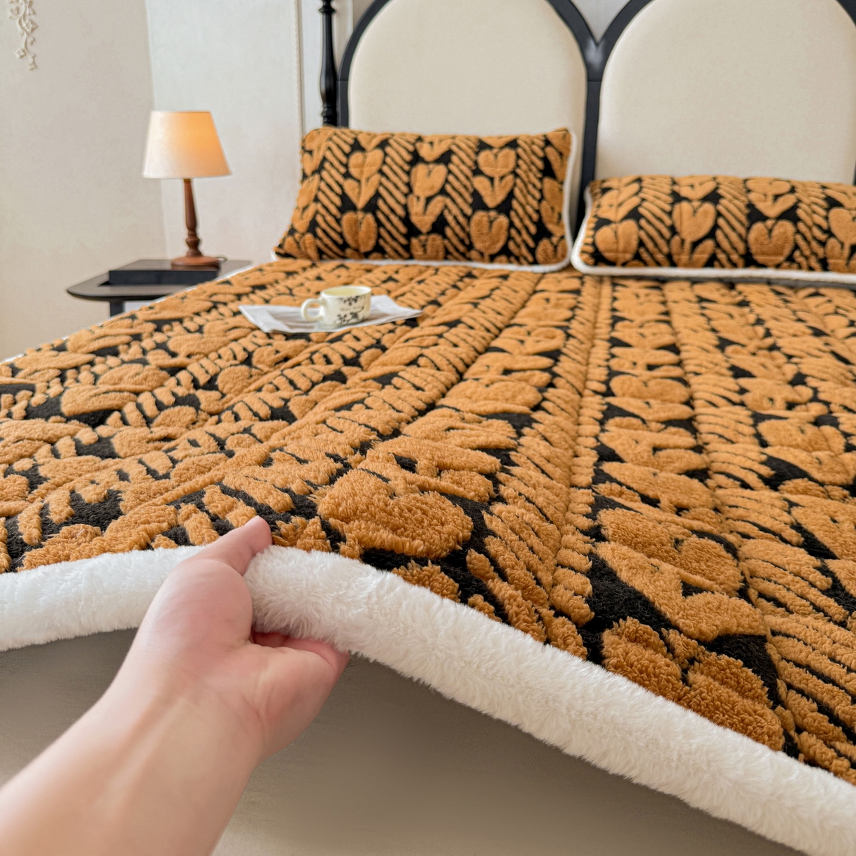 91家纺网 家纺一手货源 找家纺 LIFE.丽芙 2025秋冬新款色纱提花舒棉绒加厚夹棉床垫床护垫单件简约床褥床垫子三件套 郁金香-黄棕