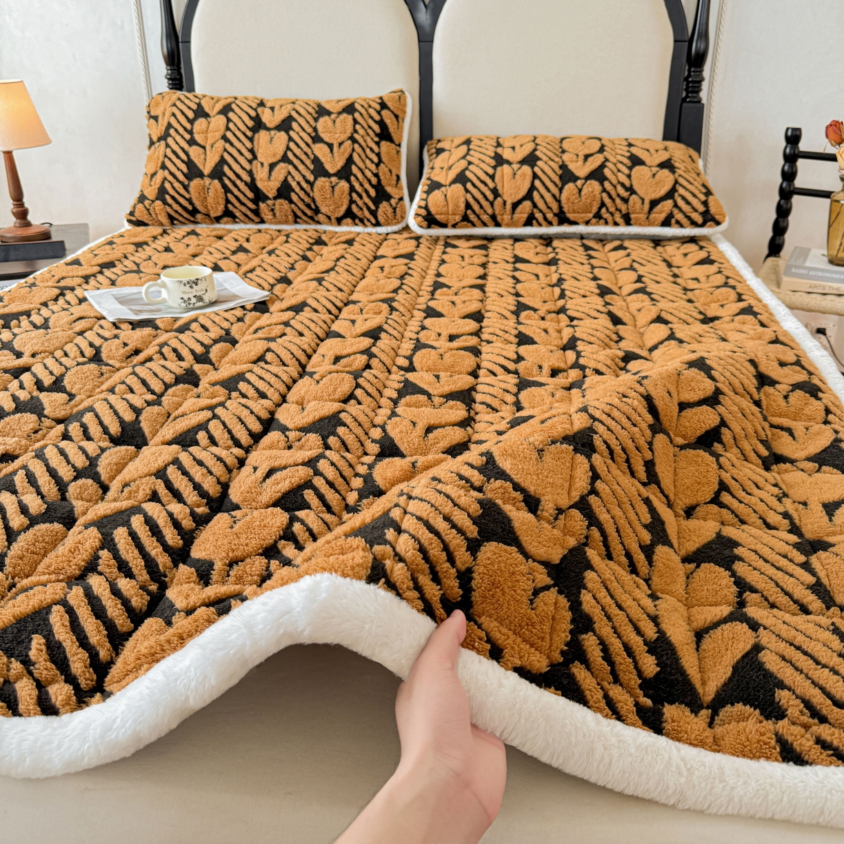 91家纺网 家纺一手货源 找家纺 LIFE.丽芙 2025秋冬新款色纱提花舒棉绒加厚夹棉床垫床护垫单件简约床褥床垫子三件套 郁金香-黄棕