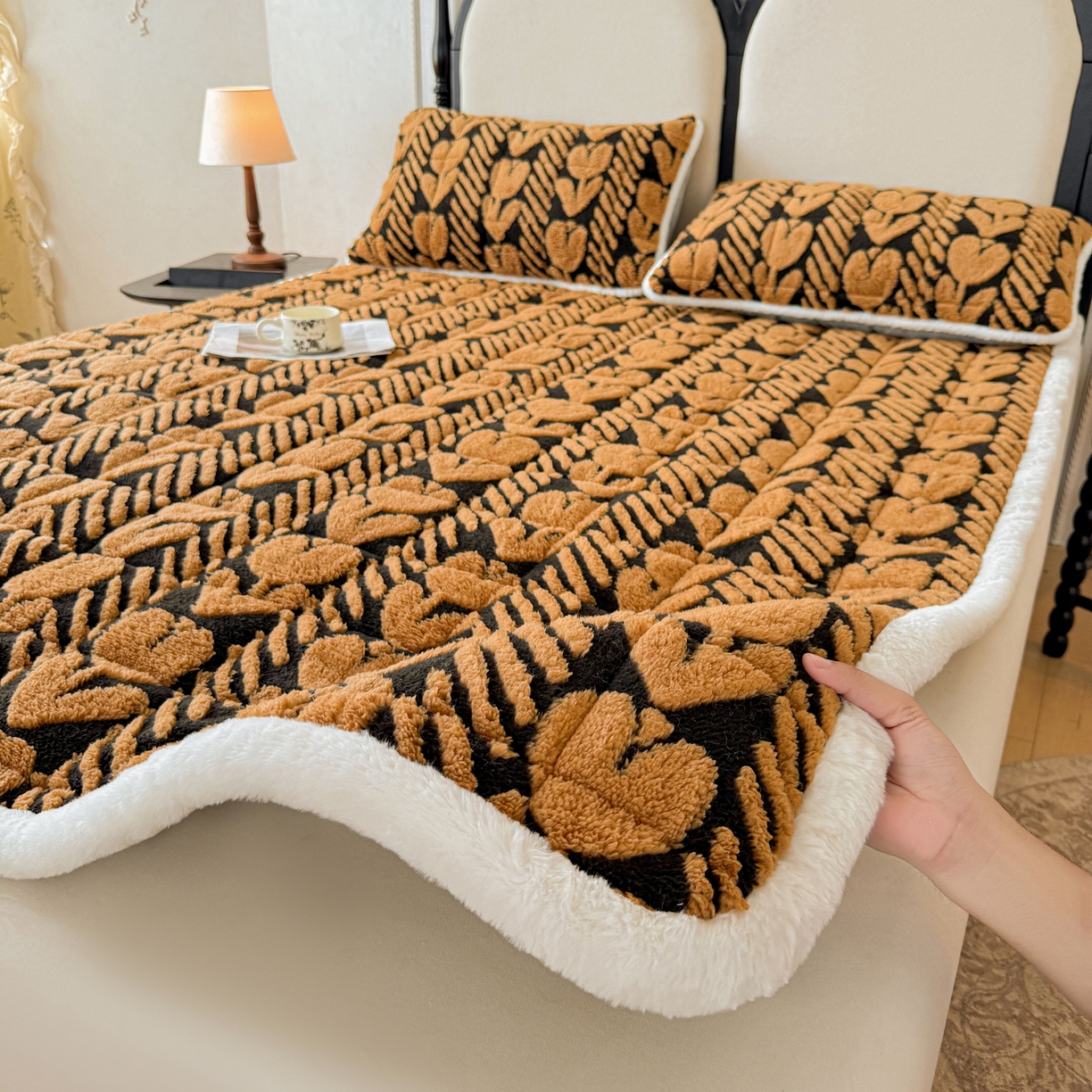 91家纺网 家纺一手货源 找家纺 LIFE.丽芙 2025秋冬新款色纱提花舒棉绒加厚夹棉床垫床护垫单件简约床褥床垫子三件套 郁金香-黄棕