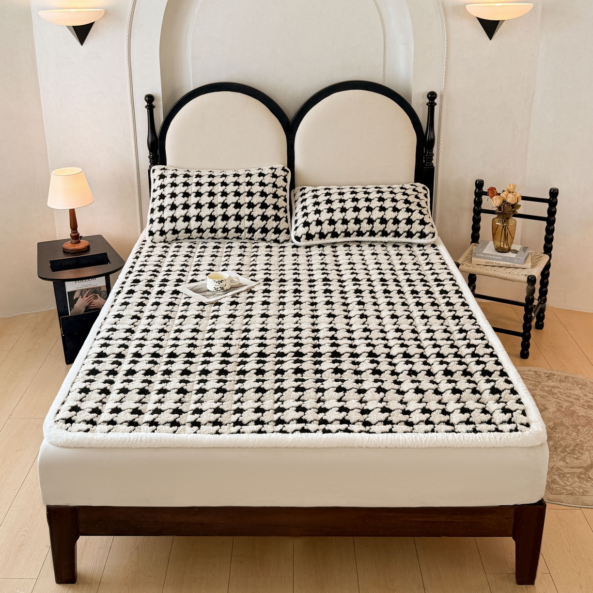 91家纺网 家纺一手货源 找家纺 LIFE.丽芙 2025秋冬新款色纱提花舒棉绒加厚夹棉床垫床护垫单件简约床褥床垫子三件套 千鸟格-黑白