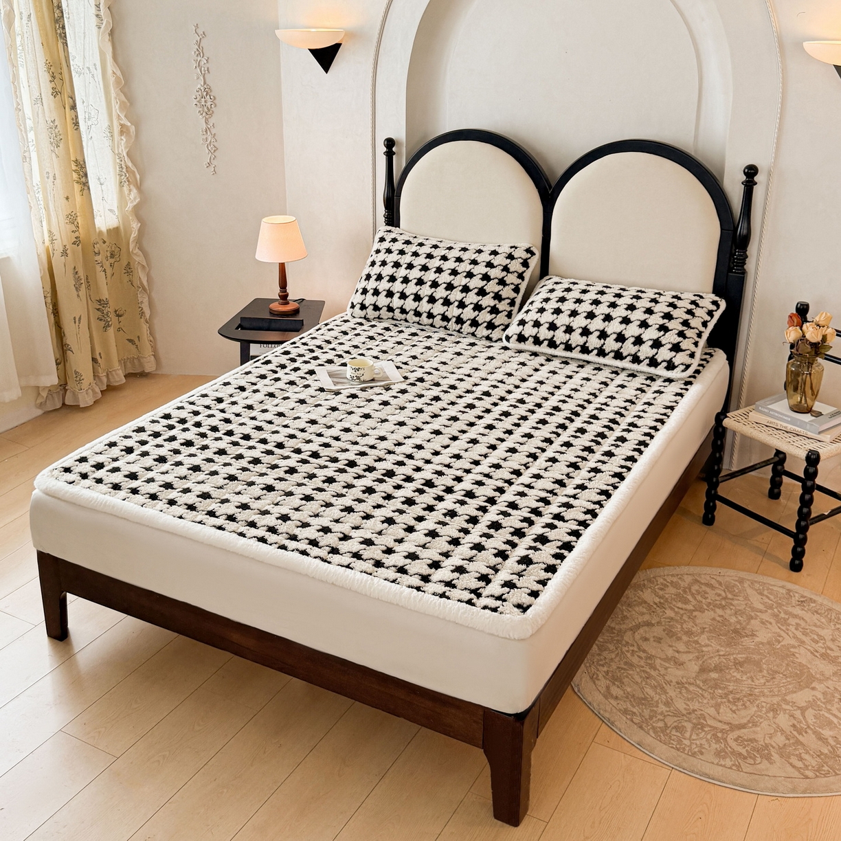 91家纺网 家纺一手货源 找家纺 LIFE.丽芙 2025秋冬新款色纱提花舒棉绒加厚夹棉床垫床护垫单件简约床褥床垫子三件套 千鸟格-黑白