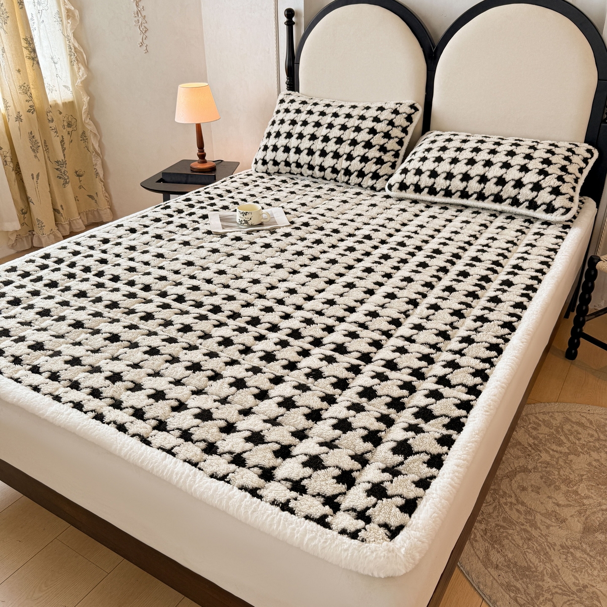 91家纺网 家纺一手货源 找家纺 LIFE.丽芙 2025秋冬新款色纱提花舒棉绒加厚夹棉床垫床护垫单件简约床褥床垫子三件套 千鸟格-黑白