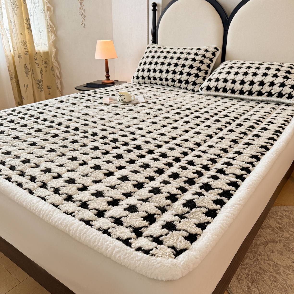 91家纺网 家纺一手货源 找家纺 LIFE.丽芙 2025秋冬新款色纱提花舒棉绒加厚夹棉床垫床护垫单件简约床褥床垫子三件套 千鸟格-黑白