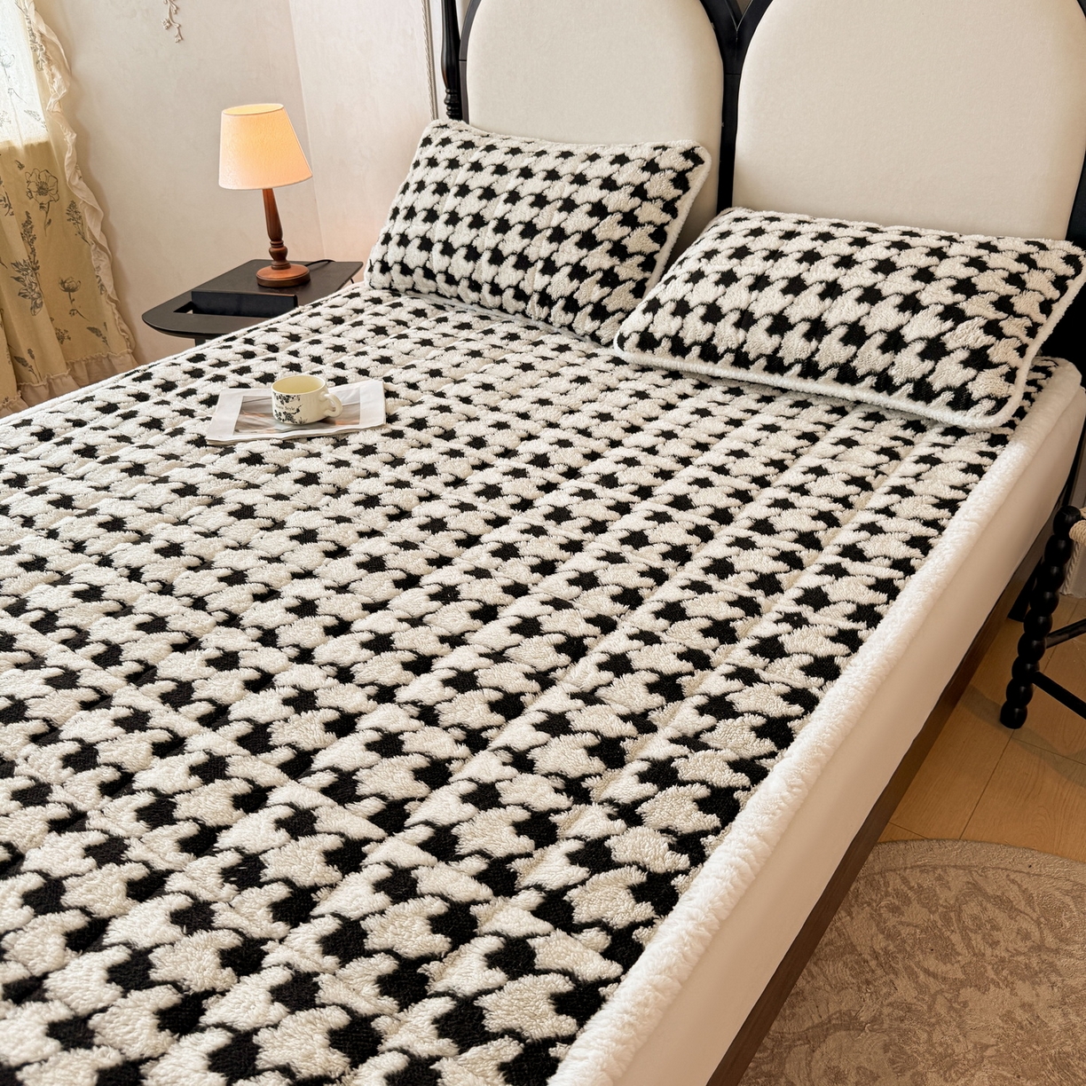 91家纺网 家纺一手货源 找家纺 LIFE.丽芙 2025秋冬新款色纱提花舒棉绒加厚夹棉床垫床护垫单件简约床褥床垫子三件套 千鸟格-黑白