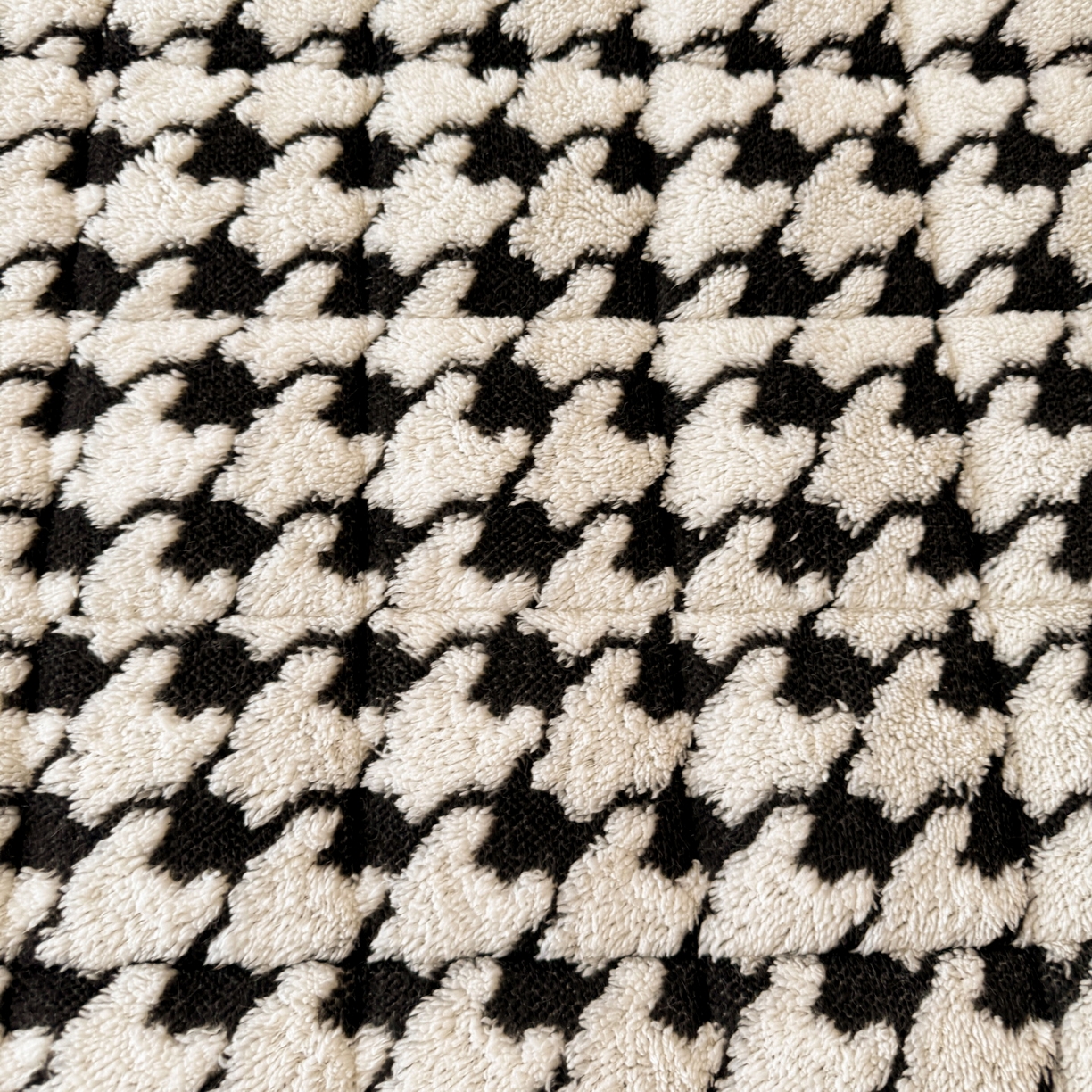 91家纺网 家纺一手货源 找家纺 LIFE.丽芙 2025秋冬新款色纱提花舒棉绒加厚夹棉床垫床护垫单件简约床褥床垫子三件套 千鸟格-黑白