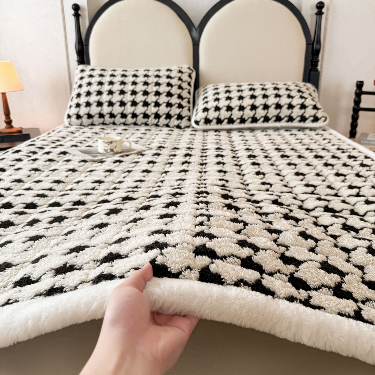 91家纺网 家纺一手货源 找家纺 LIFE.丽芙 2025秋冬新款色纱提花舒棉绒加厚夹棉床垫床护垫单件简约床褥床垫子三件套 千鸟格-黑白