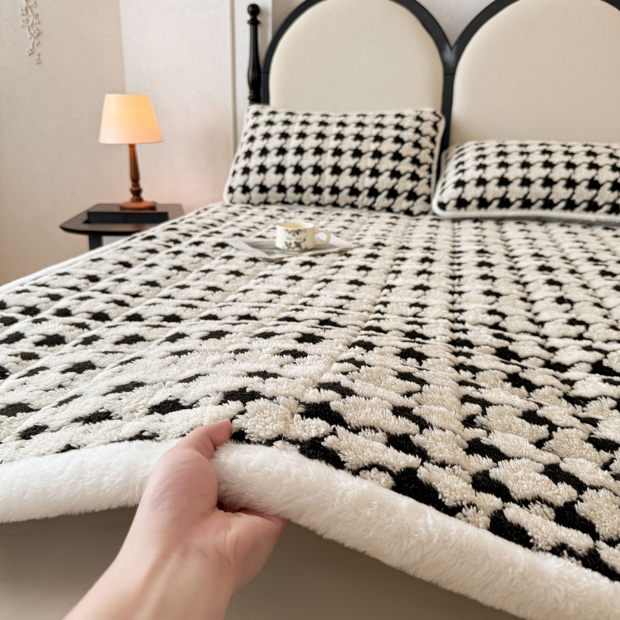 91家纺网 家纺一手货源 找家纺 LIFE.丽芙 2025秋冬新款色纱提花舒棉绒加厚夹棉床垫床护垫单件简约床褥床垫子三件套 千鸟格-黑白